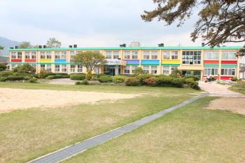 남원대산초가 알록달록 새단장 했다.