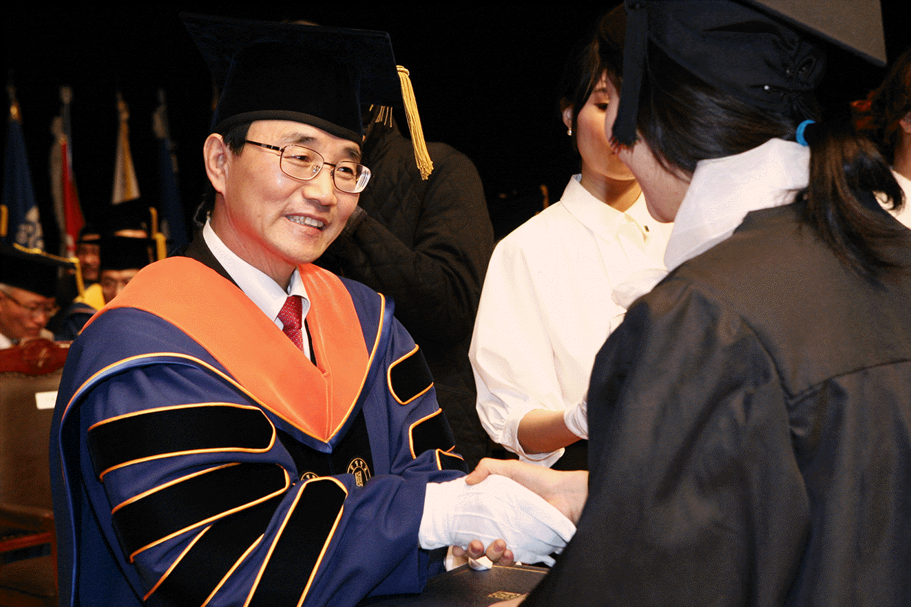 상명대, 학위증서 총장이 직접 졸업생들에게 수여