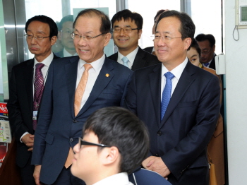교육부장관, 부산 자율형공립고 사상고 방문