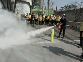 도서관 이용자와 함께 민방공 대피훈련 